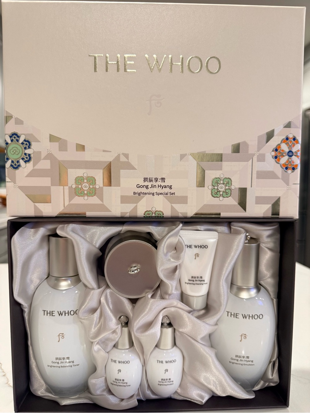 The History of Whoo Gong Jin Hyang Brightening Set Toner Emulsion
Cream Korea